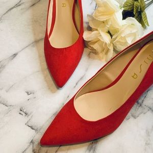 Zapatos de tacón rojos de mujer